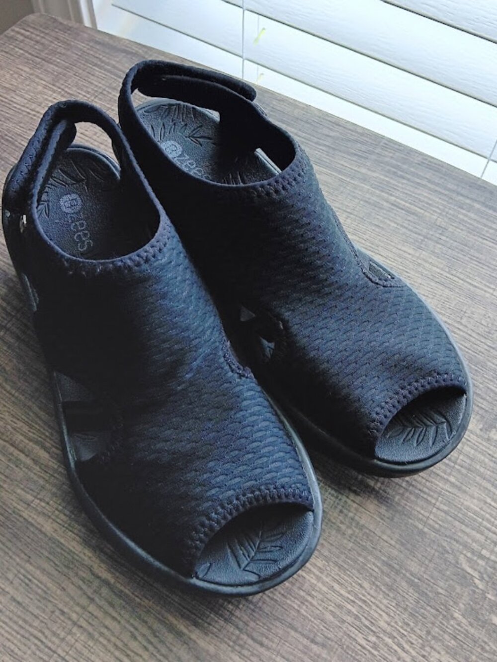 Bzees 8.5 Black Stellar Peep Toe Wedge Sandals